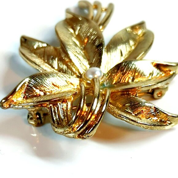 Vintage H&M Gold-Tone Leaf Brooch Pin With Faux Pearl Accent - Picture 2 of 5